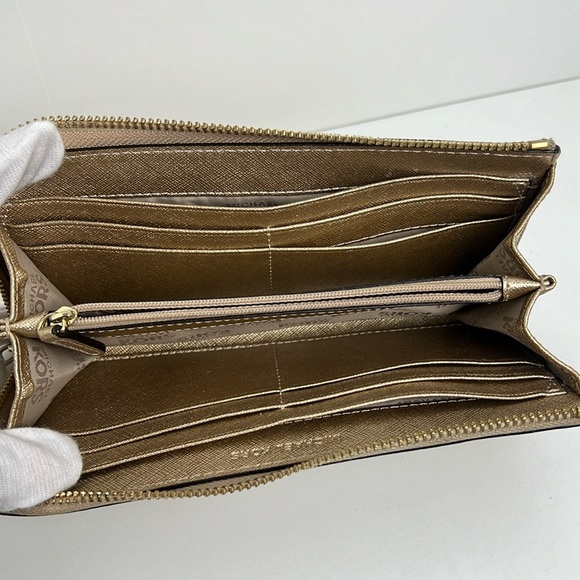 Michael Kors Wallet - Picture 8 of 17